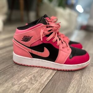 Jordan 1 Mid Coral Chalk